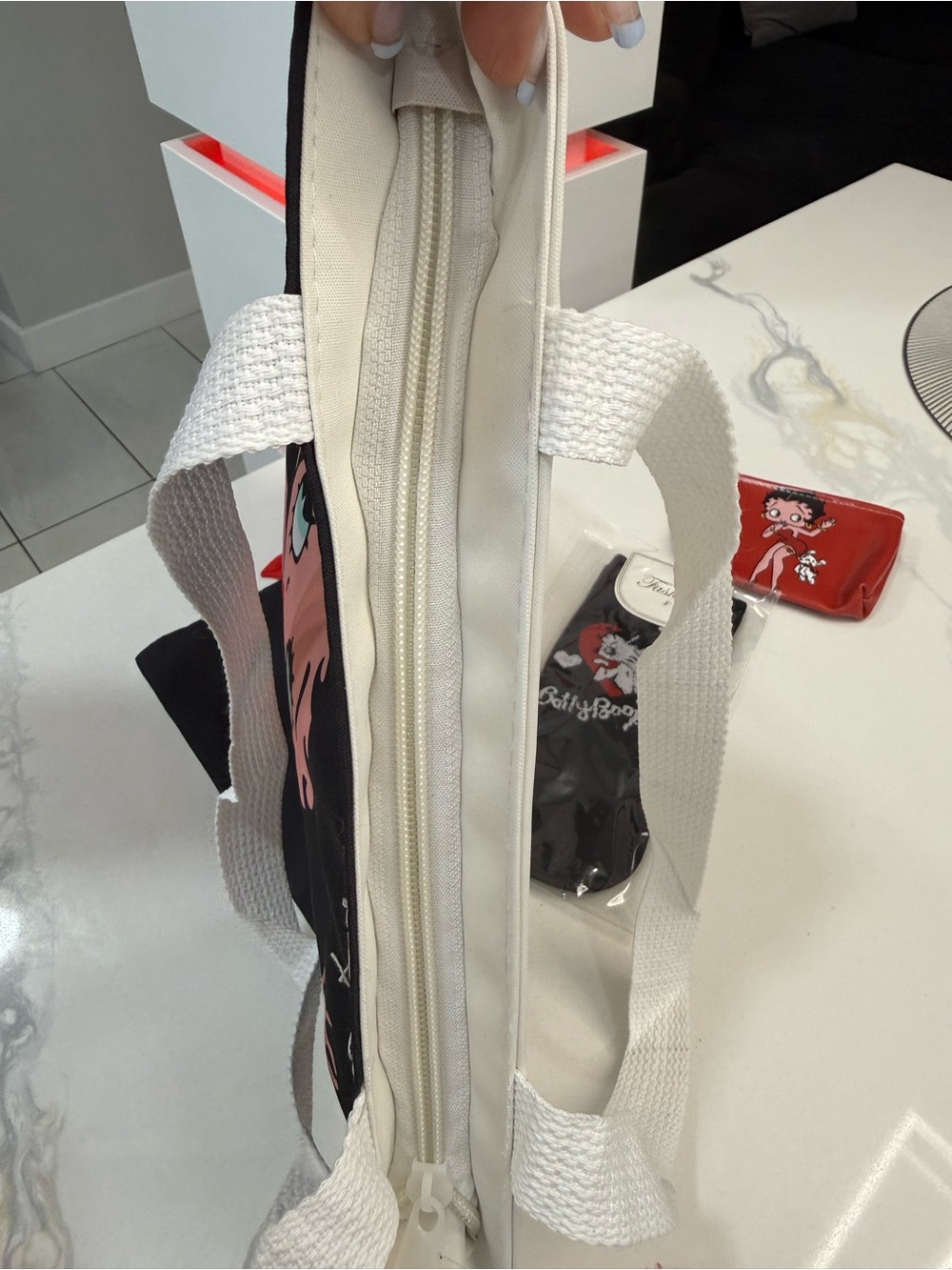 Betty Boop Black Tote with Red Character socks and 2 pouches new 12x14 - Picture 3 of 5